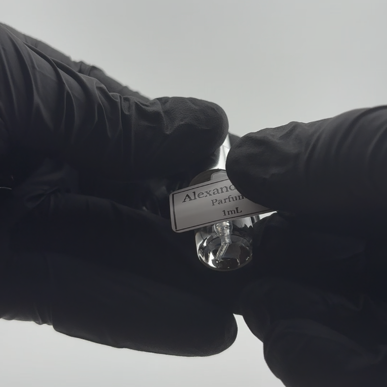 Etikett wird auf eine 1 ml Parfumprobe geklebt