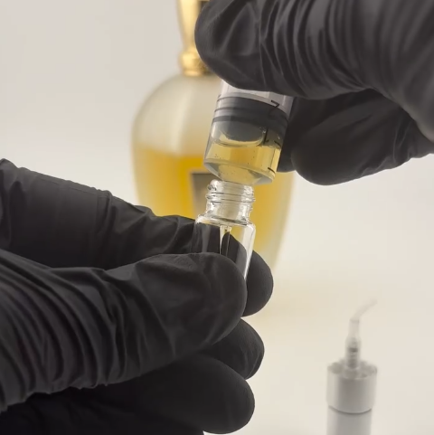 Parfumprobe wird in einen kleinen Duftproben-Flakon abgefüllt