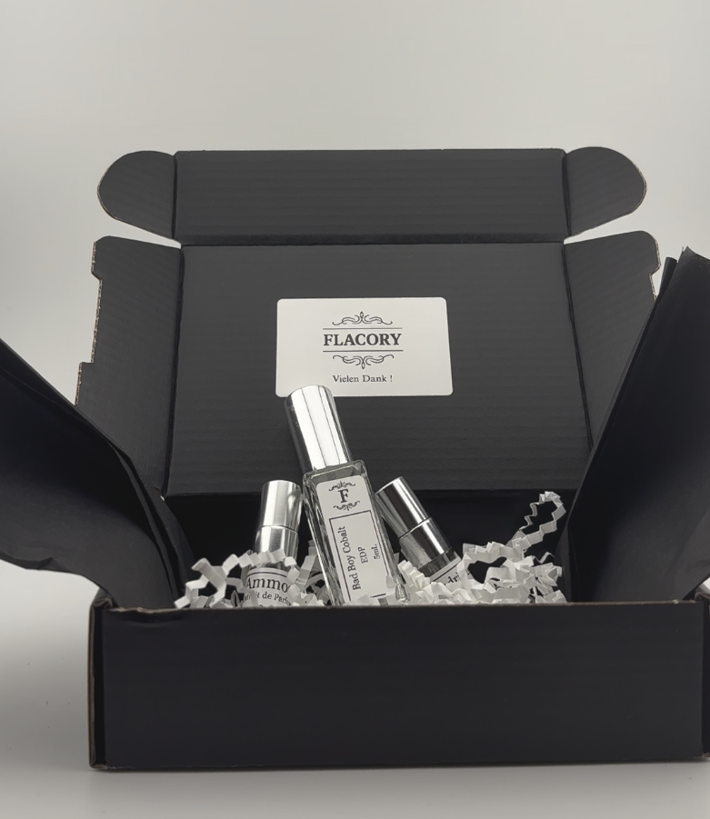 Flacory Duftproben in schwarzer Versandbox mit Verpackungsmaterial