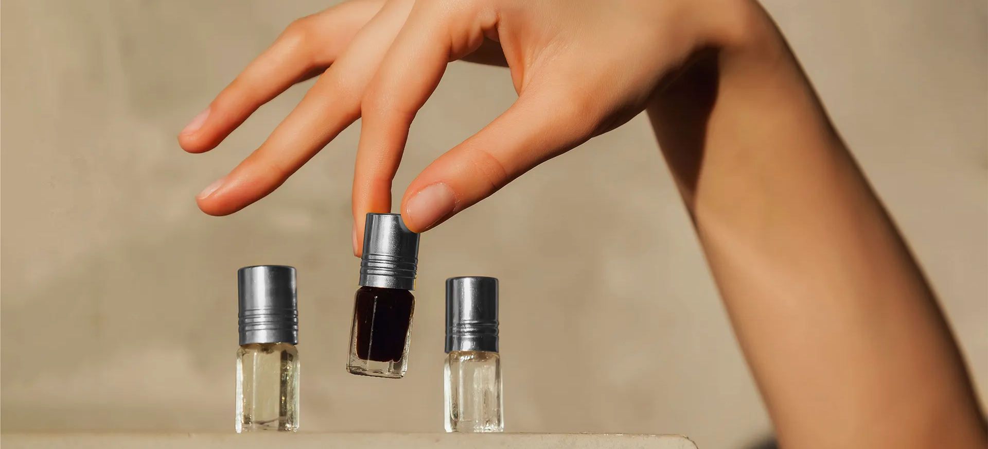 Nahaufnahme einer Frau mit Parfumflakons