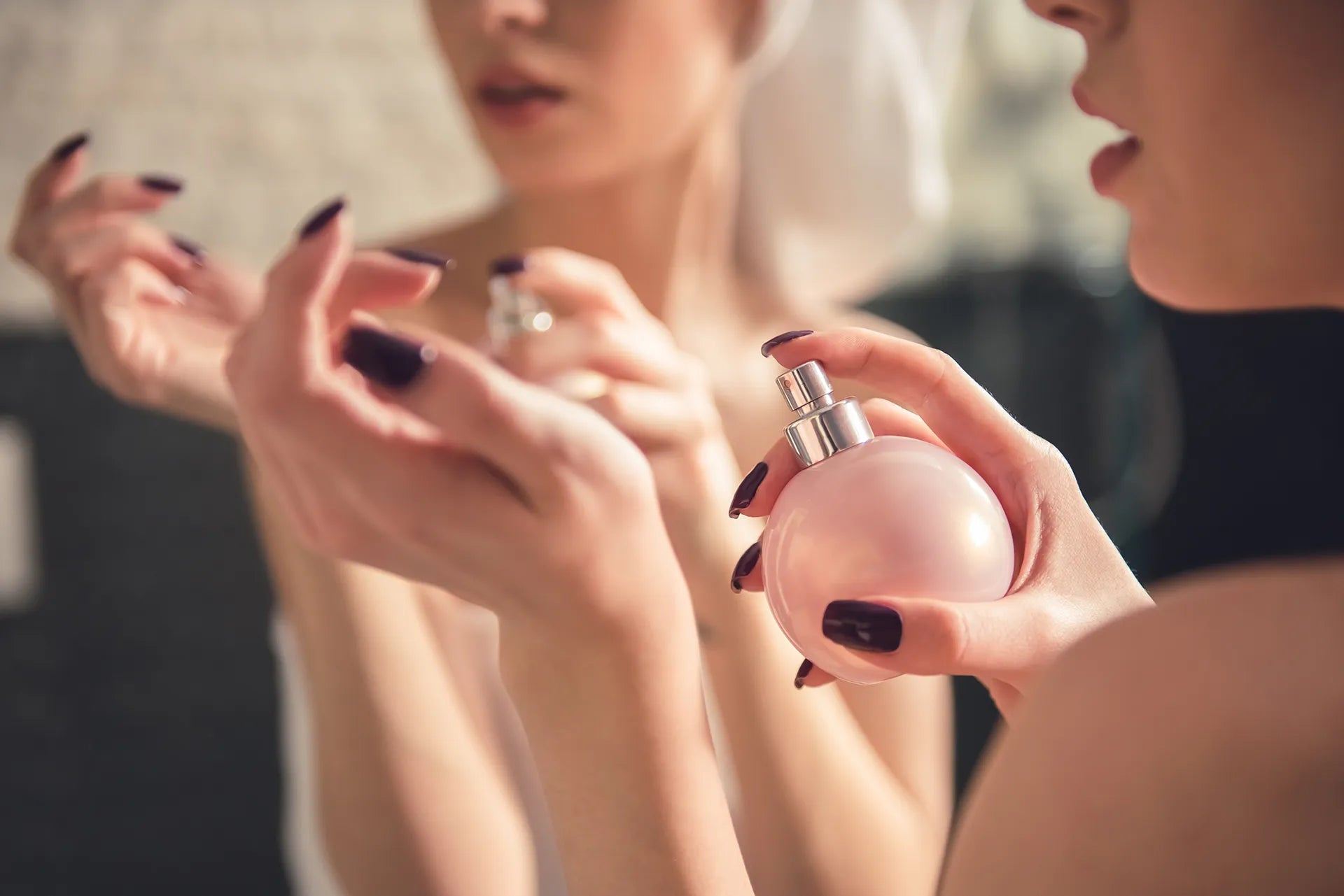 Frau trägt Parfum auf