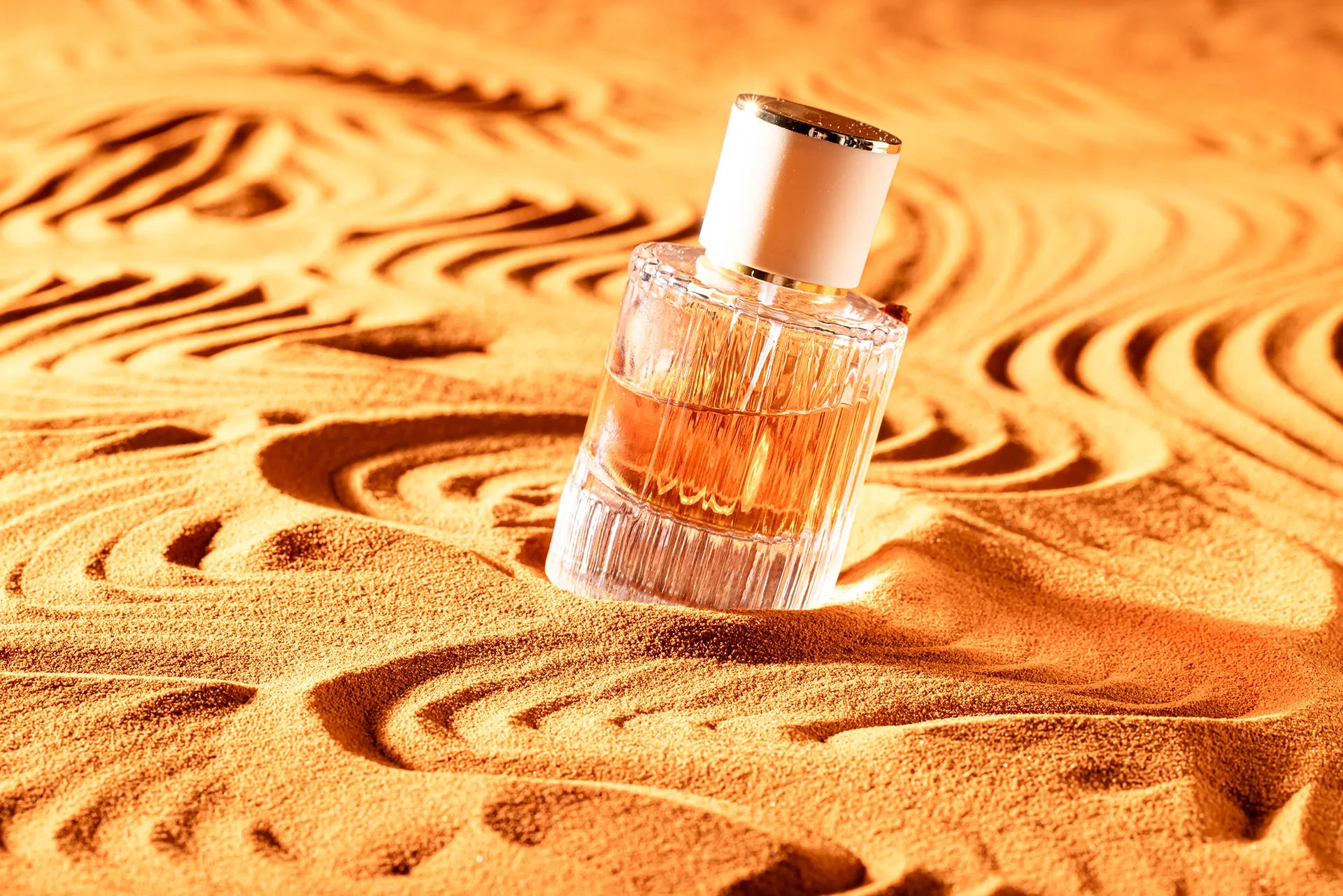 Amberfarbener Parfumflakon mit warmem Licht